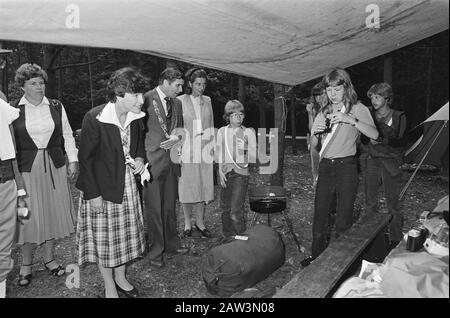 Prinzessin Margriet besucht 25 (Zelte) Lager für Skipper-Kinder auf dem Gelände Der Zandkreek Hattum Prinzessin Margriet der Kinder, die am Camp teilnehmen Datum: 15. Juni 1981 Ort: Scotland Hattem Schlüsselwörter: Besuche, Lager, Kinder, Prinzessinnen Personenname: Marguerite (Prinzessin Niederlande) Stockfoto