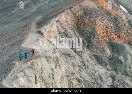 Drei Wanderer machen Summit Push auf der Brennisteinsalda Stockfoto