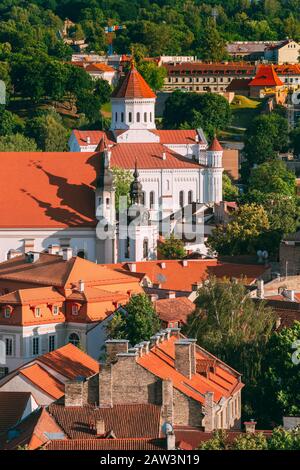 Vilnius, Litauen. Blick auf Kathedrale von Theotokos und die Kirche von St. Johns, St. Johannes der Täufer und St. Johannes Apostel und Evangelist im Sommer Tag. Stockfoto