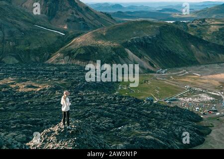 Hoch über dem Laugahraun Lava Flow stehend Stockfoto