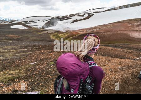 Weibliche Backpacker in Highlands Stockfoto