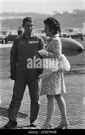 Besuch des kanadischen Gouverneurs Roland Michener, seine Beschreibung: Prinzessin Margrit und ein Pilotflughafen Twente Datum: 15. April 1971 Ort: Overijssel, Twente Schlüsselwörter: Kampfflugzeuge, Piloten, Prinzessinnen, Name der Person des Flughafens: Margiet, Prinzessin Stockfoto