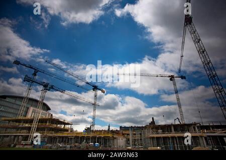 Bild einer Baustelle mit mehreren Kränen und anderen Anlagen im Rahmen Stockfoto