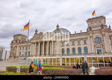 Berlin, Deutschland - 28. Oktober 2013: Deutsches Reichstags-Gebäude - Blick auf die Straße. Stockfoto