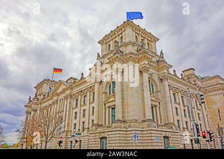 Berlin, Deutschland - 28. Oktober 2013: Deutsches Reichstags-Gebäude - Blick auf die Straße. Stockfoto