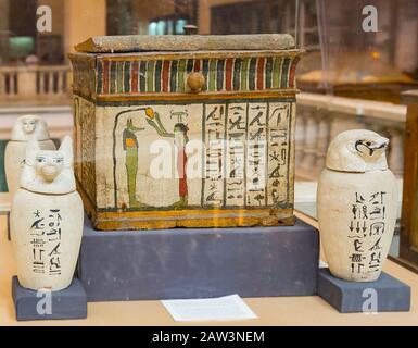 Ägypten, Kairo, Ägyptisches Museum, Kanopiegläser von Shepses-Hor und Kanopiedose von Nesravon, Priester von Monthu, Spätzeit. Stockfoto