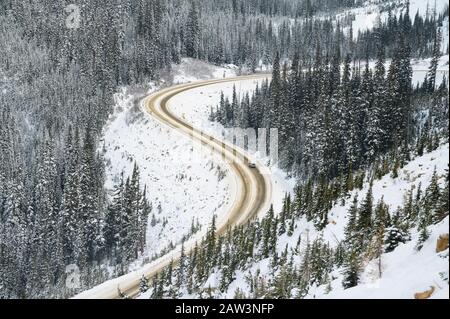 Auto Fahren Sie auf der Autobahn durch EINEN Bergpass Stockfoto