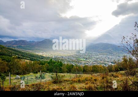 Norwegische unebene Berglandschaft, Tannen und Kiefern, Stadt Bergen, von Sonne erleuchtet und an einem nebligen Herbsttag von Bergen umgeben, Fotos machen Stockfoto