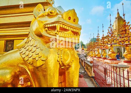 Bagan, MYANMAR - 25. FEBRUAR 2018: Die Nahaufnahme des brüllenden goldenen Chinth-Löwen, der sich am 25. Februar in Baga am Hauptstupa der Shwezigon-Pagode befindet Stockfoto