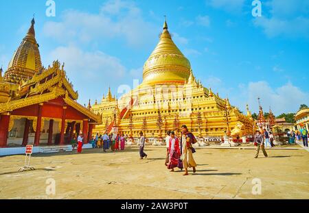 Bagan, MYANMAR - 25. FEBRUAR 2018: Die große Shwezigon-Pagode mit ihrem riesigen goldenen Stupa ist eines der Hauptmerkmale der archäologischen Fundstelle, am Februar Stockfoto