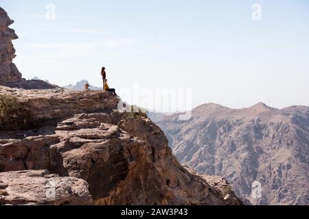 Zwei Freunde genießen den Blick auf eine riesige Schlucht Stockfoto