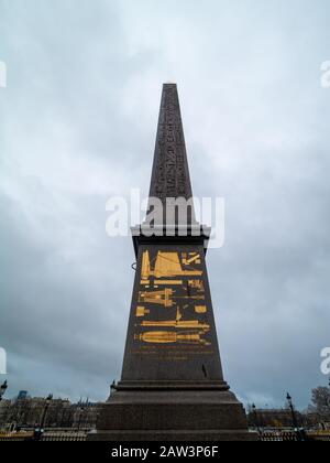 Paris, Frankreich, Luxor Obelisk (französisch: Oblisque de Louxor) ist ein 23 Meter hoher Altägyptischer Obelisk, der im Zentrum des Place de l steht Stockfoto