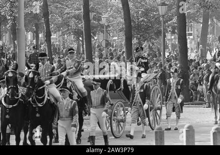 Budget-Tag 1966 in Den Haag Prinzessin Margriet und Prinzessin Christina in einer Kutsche auf dem Weg zum Ritter Datum: 20. September 1966 Ort: Den Haag, Südholland Schlüsselwörter: Prinzessinnen, Kutschen Personenname: Christina, Prinzessin Margriet, Fürstin Institutionenname: Ritter Stockfoto