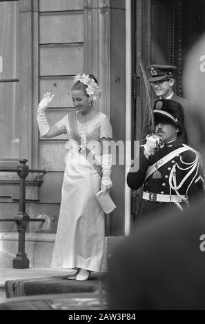 Budget-Tag 1966 in Den Haag Prinzessin Margriet und Pieter van Vollenhoven verließen lange Voorhout Palast Datum: 20. September 1966 Standort: Den Haag, Südholland Schlüsselwörter: Prinzessinnen Personenname: Margriet, Prinzessin, Vollenhoven, Pieter van Institution Name: Lange Voorhout Palast Stockfoto