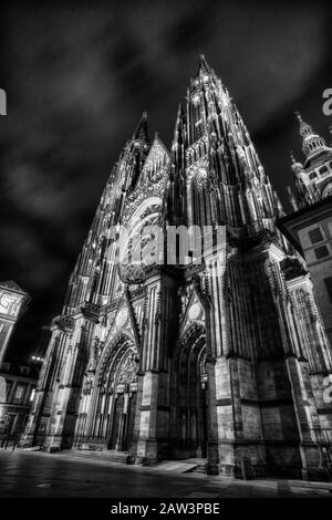 Kathedrale Sankt Vitus in Prag. Photomerge für HDR-Effekt Stockfoto
