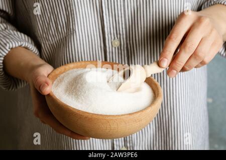 Frau hält Schüssel mit Zucker und Schaufel, Nahaufnahme Stockfoto