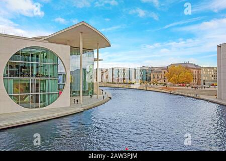 Marie-Elisabeth-Luders-Haus im Regierungsbezirk Berlin. Wo Politik in Deutschland gemacht wird. Stockfoto