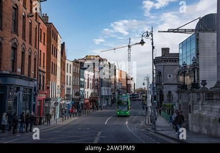 Dublin, Irland - 29. Januar 2020: Dame Street im Stadtzentrum von Dublin Stockfoto