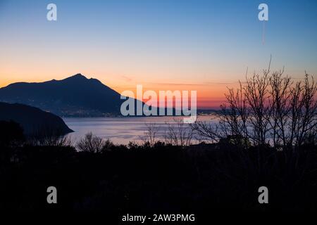 Procida (Italien) - Blick auf die Insel Ischia von Procida bei Sonnenuntergang Stockfoto