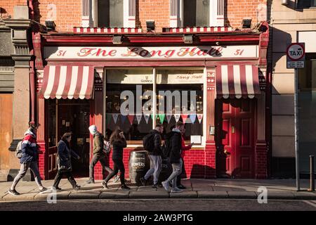 Dublin, Irland - 29. Januar 2020: Menschen, die am Long Hall Pub in der South Great Georges Street spazieren gehen. Stockfoto