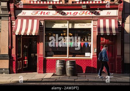 Dublin, Irland - 29. Januar 2020: Menschen, die am Long Hall Pub in der South Great Georges Street spazieren gehen. Stockfoto