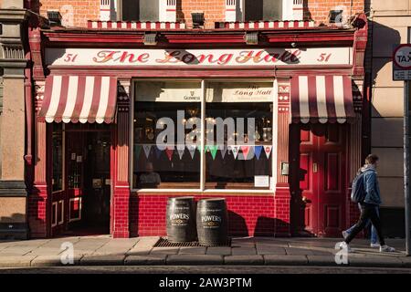 Dublin, Irland - 29. Januar 2020: Menschen, die am Long Hall Pub in der South Great Georges Street spazieren gehen. Stockfoto