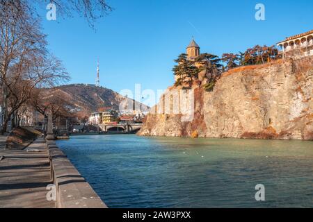 Metekhi-Kirche und Häuser am Rande einer Klippe in Tiflis Stockfoto