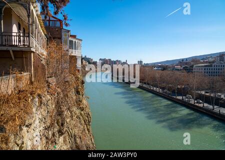 Häuser am Rande einer Klippe über dem Fluss Kura in tiflis Stockfoto