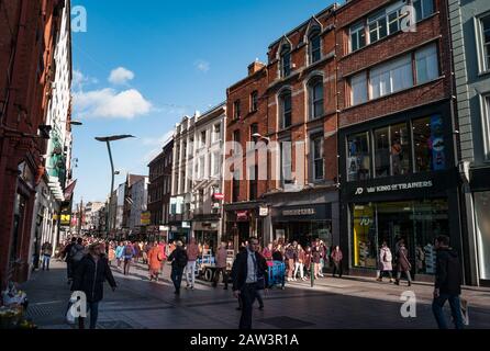 Dublin, Irland - 29. Januar 2020: Käufer und Touristen, die auf der Grafton Street laufen. Stockfoto