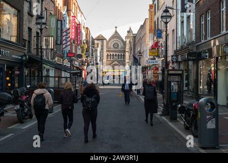 Dublin, Irland - 29. Januar 2020: Käufer und Touristen, die auf der Anne Street im Stadtzentrum von Dublin laufen. Stockfoto