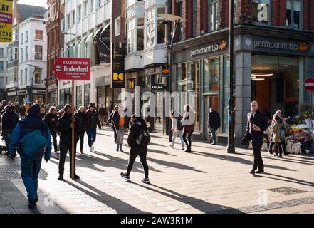 Dublin, Irland - 29. Januar 2020: Käufer und Touristen, die auf der Grafton Street laufen. Stockfoto