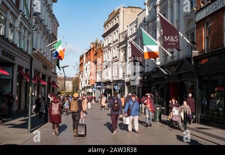 Dublin, Irland - 29. Januar 2020: Käufer und Touristen, die auf der Grafton Street laufen. Stockfoto