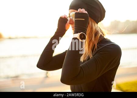 Outdoor-Porträt einer athletischen Frau. Stockfoto