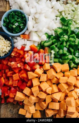 Verschiedene gewürfelte Gemüse für ein Chili con Carne Rezept Stockfoto
