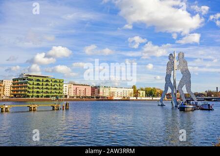 Berlin, Deutschland - 29. Oktober 2013: Molecule Man Sculpture von Jonathan Borofsky. Die Skulptur stellt den Schnittpunkt der Bezirke Treptow, Kr Dar Stockfoto