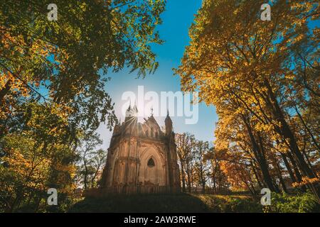 Oder zakoziel Drahichyn Zakoziele, Bezirk, Belarus. Alte neugotische Kapelle - Grab des Clan Orzeszko im Herbst sonniger Tag. Stockfoto