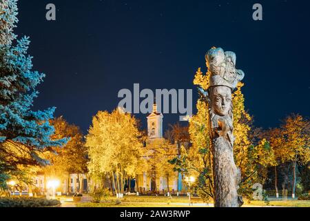 Ruzhany, Region Brest, Weißrussland. Sternenhimmel Über den StTS Peter und Paul orthodoxe Kirche Und Holzskulpturen Figuren Weißrussischer Historischer Charaktere Stockfoto