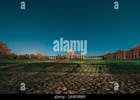 Ruzhany, Region Brest, Belarus. Nacht Sternenhimmel über Ruzhany Palace. Berühmte Beliebte historische Wahrzeichen unter Nacht Sterne. Nacht ansehen. Stockfoto