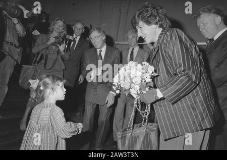 Prinzessin Margriet eröffnet Ausstellung Unsere Meister der Landschaft im Rijksmuseum in Amsterdam Datum: 1. Oktober 1987 Ort: Amsterdam, Noord-Holland Schlüsselwörter: Blumen, Angebote, Ausstellungen Personenname: Margriet, Prinzessin Stockfoto