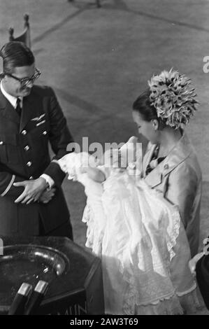 Geburt von Prinz Maurice in der Grote Kerk in Apeldoorn Prinzessin Margriet steht mit ihrem Sohn, Prinz Maurits in Schrift. Außer ihrem Mann, Herrn Pieter van Vollenhoven Datum: 10. September 1968 Stichwörter: Babys, Taufen, Gruppenporträts, Prinzessinnen Personenname: Berkhof, H., Margrit, Prinzessin, Maurice, Prinz, Vollenhoven, Pieter van Stockfoto