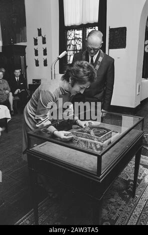 Eröffnung der Ausstellung "Goldene Nadel" durch Prinzessin Margriet in der Beschreibung: Prinzessin Margriet während einer Führung durch die Ausstellung Datum: 8. April 1971 Ort: Leiden, South Holland Schlagwörter: Kunsthandwerk, Öffnungen, Prinzessinnen, Ausstellungen Personenname: Marguerite, Prinzessin Institution Name: Stedelijk Museum De Lakenhal Stockfoto