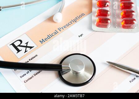 Medizinisches Rezept mit einem Doktorsthetoskop und Pillen im Nahaufnahme. Stockfoto