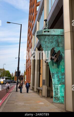 Schiffsskulptur von Michael Sandle International Maritime Organization, London Stockfoto