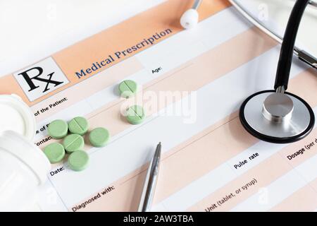 Medizinisches Rezept mit einem Doktorsthetoskop und Pillen im Nahaufnahme. Stockfoto