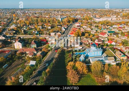 Kobryn, Region Brest, Belarus. Skyline Skyline im Herbst sonniger Tag. Vogelperspektive der St. Nikolaus Kirche. Die berühmten historischen Sehenswürdigkeiten. Stockfoto