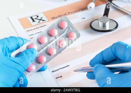 Medizinisches Rezept mit einem Doktorsthetoskop und Pillen im Nahaufnahme. Stockfoto