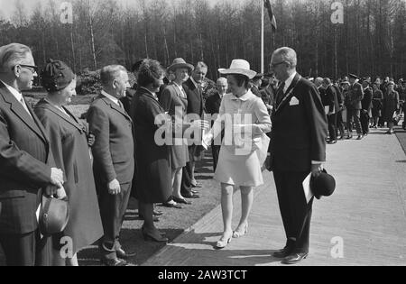 Besuch des kanadischen Gouverneurs Roland Michener, seine Beschreibung: Prinzessin Margriet wird bei ihrem Besuch auf dem kanadischen Kriegsfriedhof in holten begrüßt Datum: 15. April 1971 Ort: Holten, Overijssel Schlüsselwörter: Friedhöfe, Prinzessinnen Personenname: Margriet, Prinzessin Stockfoto