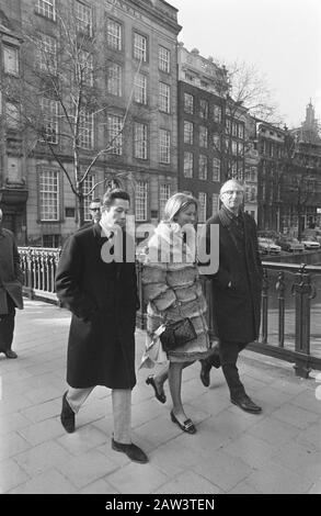 Prinzessin Paola und Prinz Albert von Belgien in Amsterdam, nein 7: Prinzessin Paola geht entlang des Kanals, nein 8: Prinzessin Paola half im Kanalboot / Datum: 22. März 1969 Ort: Amsterdam, Noord-Holland Schlüsselwörter: Bürgermeister, Kanäle, Fürsten, Prinzessinnen, Ausflugsboote Personenname: Albert Prince, Paola, Prinzessin von Belgien Stockfoto