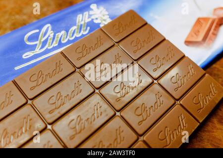 Valencia, Spanien - 5. Februar 2020: Lindt Swiss Brand Chocolate Tablet. Stockfoto