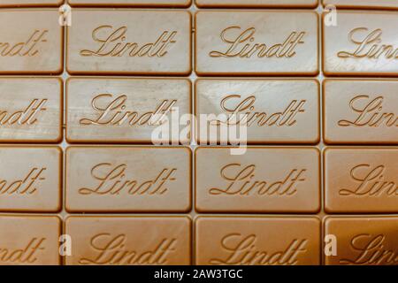 Valencia, Spanien - 5. Februar 2020: Lindt Swiss Brand Chocolate Tablet. Stockfoto